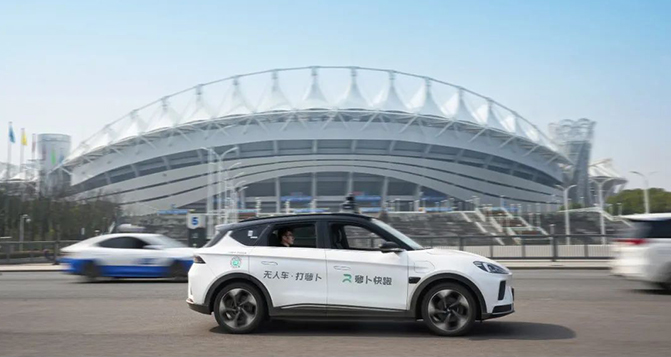 無(wú)人駕駛出租車火了，何小鵬表示為時(shí)過(guò)早